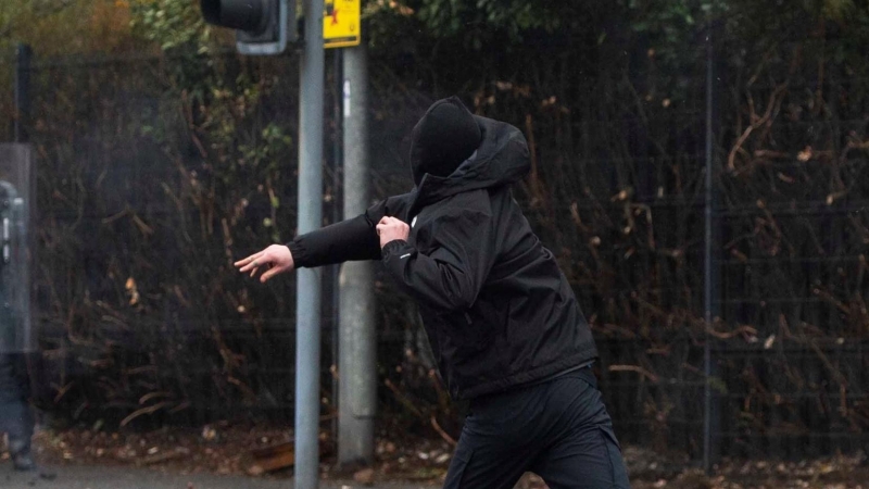 Una vista general de los jóvenes nacionalistas chocando con la policía en Springfield Road en el oeste de Belfast, en Irlanda del Norte, Gran Bretaña, 08 de abril de 2021.