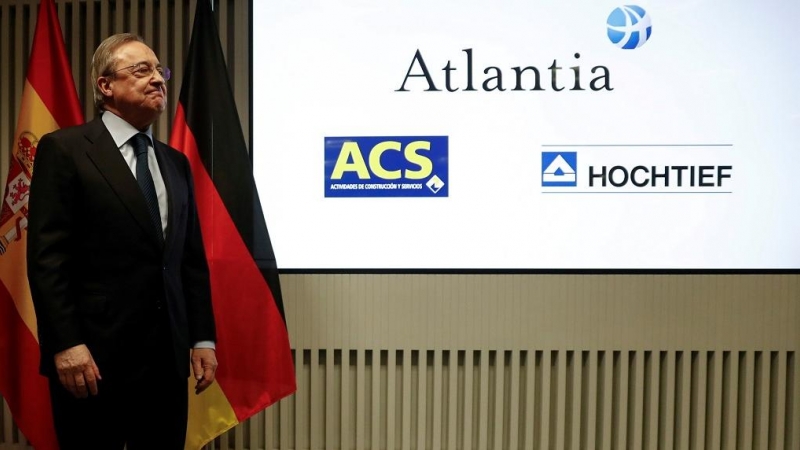 Foto de archivo del presidente de ACS, Florentino Perez, junto a los logos de su empresa, de la italiana Atlantia, y de su filial alemana, Hochtief, en la presentación de su alianza para adquirir Abertis, en marzo de 2018. REUTERS/Juan Medina