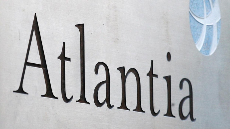 El logo del grupo italiano de infraestructuras Atlantia en su sede en Roma. REUTERS/Guglielmo Mangiapane