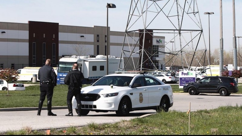 La policía de Indianápolis vigila la entrada a una instalación de FedEx, donde un pistolero había abierto fuego en Indianápolis, Indiana.