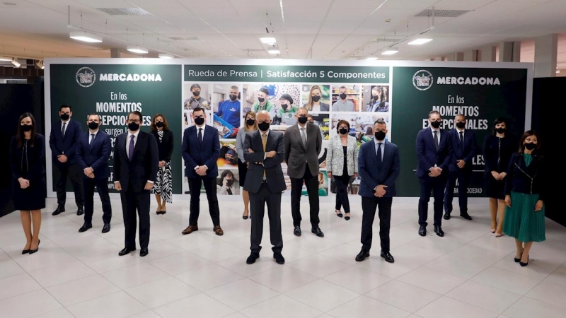 El presidente de Mercadona, Juan Roig, en el centro de la imagen rodeado por su equipo directivo, en la presentación de los resultados del grupo de supermercados en 2020. EFE/Ana Escobar