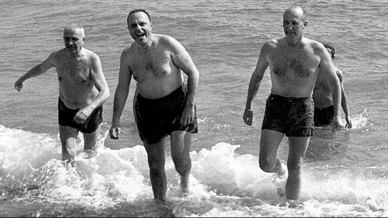 Manuel Fraga y el embajador de Estados Unidos en España, Angier Biddle Duke, bañándose en la playa de Palomares en marzo de 1966.