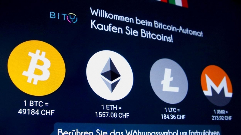 Los tipos de cambio y los logotipos de Bitcoin (BTH), Ether (ETH), Litecoin (LTC) y Monero (XMR), en la pantalla de un cajero automático de criptomonedas, en Zúrich (Suiza). REUTERS / Arnd Wiegmann