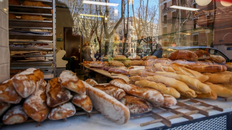 05/01/2021. Imagen de archivo de una panadería en cuyo ventanal se exponen las barras de pan (La Magdalena de Proust, en Madrid). - Europa Press
