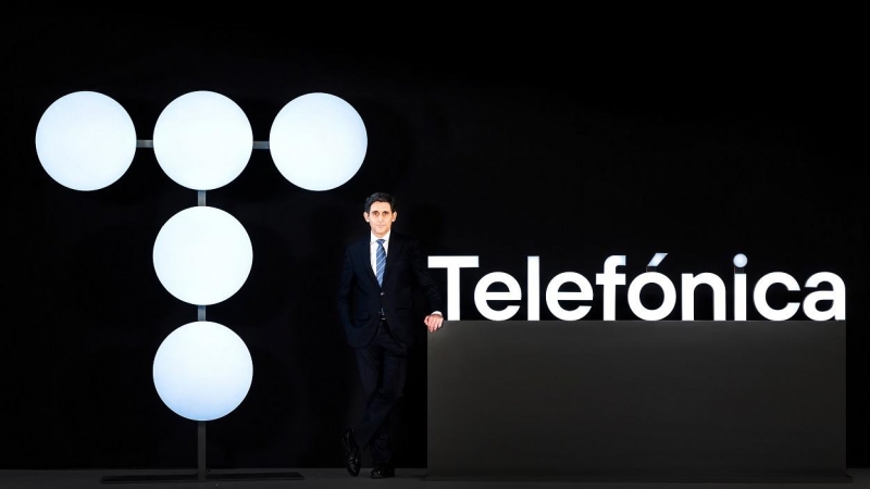 El reelegido presidente de Telefónica, José María Álvarez-Pallete, posa con la nueva imagen corporativa de la operadora.