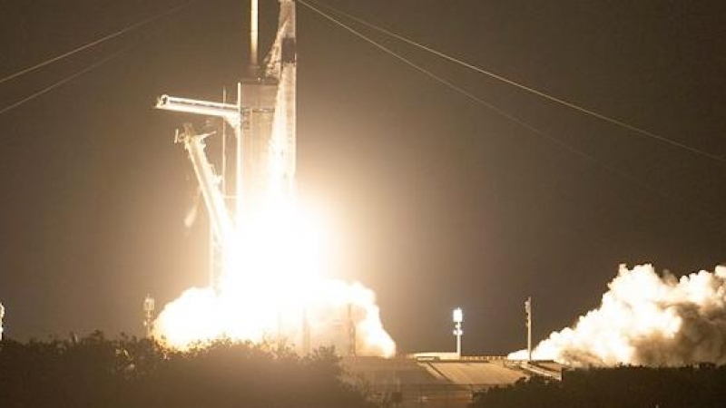 Una foto del folleto facilitada por la NASA muestra que un cohete SpaceX Falcon 9 que transporta la nave espacial Crew Dragon de la compañía es lanzado en la NASA.