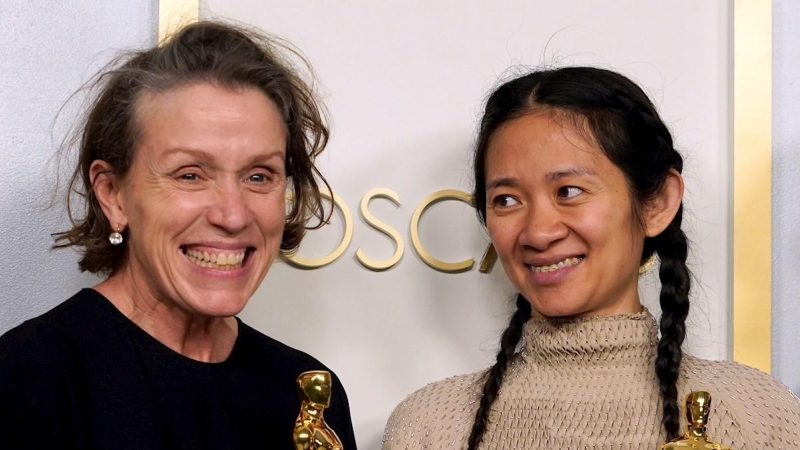 Frances McDormand y Chloe Zhao posan con sus Oscar por 'Nomadland' tras la ceremonia de la Academia de Hollywood este domingo 25 de abril de 2021.