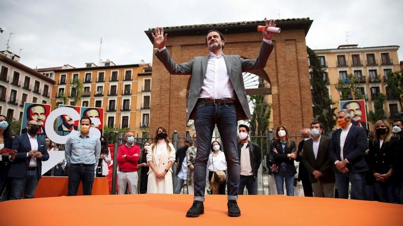 El candidato de Ciudadanos a la Comunidad de Madrid, Edmundo Bal (c), interviene durante un acto de campaña del partido en la Plaza del Dos de Mayo en Madrid este 24 de abril de 2021.