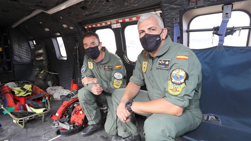 En la imagen, los dos rescatadores que se descolgaron al cayuco, el sargento primero Fernando Rodríguez (d) y el cabo primero Juan Carlos Serrano (i).