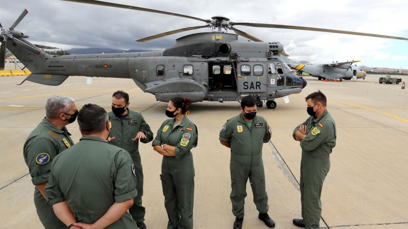 En la imagen, los dos rescatadores que se descolgaron al cayuco, el sargento primero Fernando Rodríguez (i) y el cabo primero Juan Carlos Serrano (3i), la teniente enfermera Cristina Justo (3d), y el piloto del helicóptero el comandante Ignacio Crespo (2d