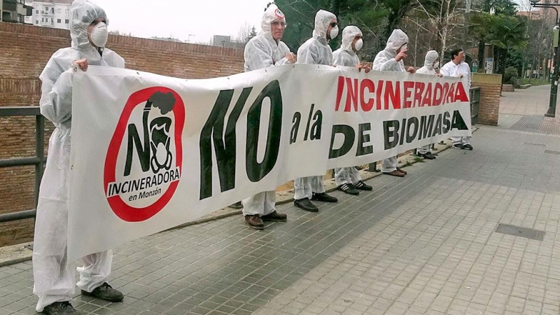Ecologistas en Acción se manifiestan contra la incineradora de Monzón promovida por Forestalia.