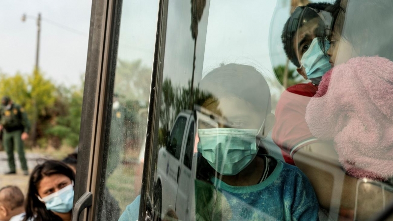 Familias migrantes suben a un autobús de la Patrulla Fronteriza de los Estados Unidos.