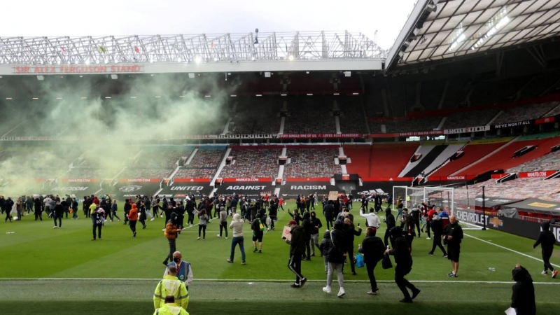 Dos centenares de aficionados irrumpieron este domingo 2 de mayo de 2021 al interior del estadio de Old Trafford, en Manchester.