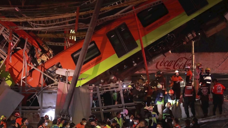 Vista general del colapso de unos vagones del metro esta noche, en la Ciudad de México (México). Al menos 13 personas murieron y otras 70 resultaron heridas al desplomarse en la noche de lunes un puente de la vía elevada de la línea 12 del Metro de Ciudad
