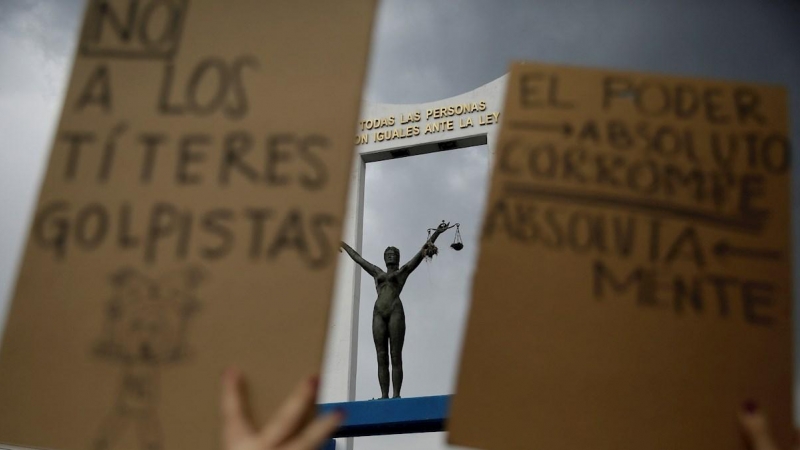 02/05/2021.- Vista del Monumento a la Constitución donde diversas organizaciones de la sociedad civil se manifiestan en contra de la destitución de magistrados de la Sala Constitucional de la Corte Suprema de Justicia, en San Salvador (Salvador).