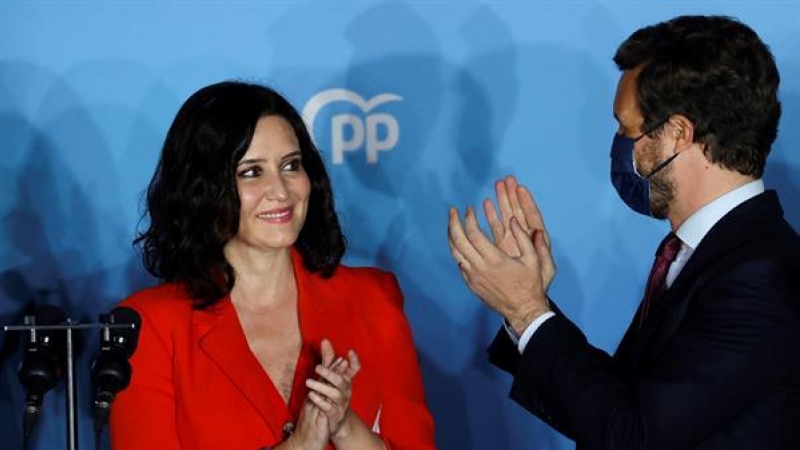 La presidenta de la Comunidad de Madrid y candidata por el Partido Popular a la reelección, Isabel Díaz Ayuso, acompañada por el presidente del partido Pablo Casado, en el balcón de la sede del partido en la calle Génova, hoy martes al conocer los result