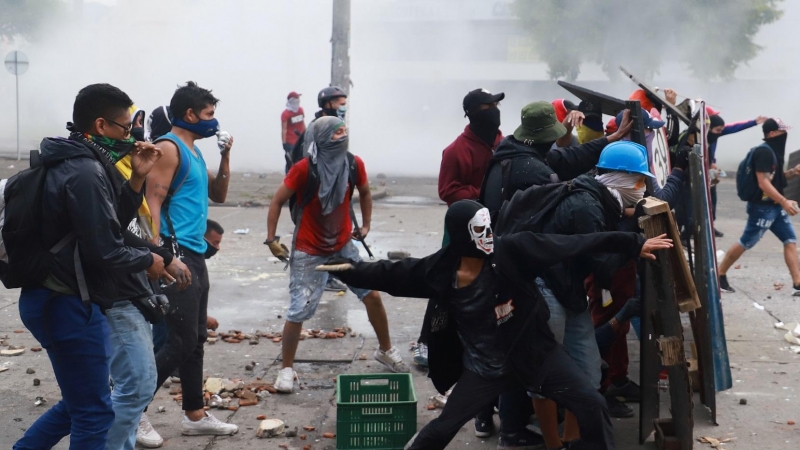 Manifestantes se enfrentan a la Policía en Bogotá.