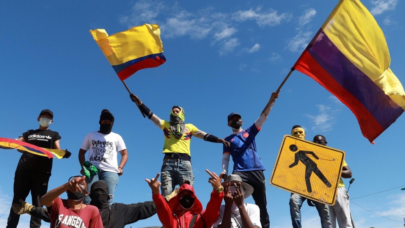 Manifestantes protestan en Bogotá contra la brutalidad policial.