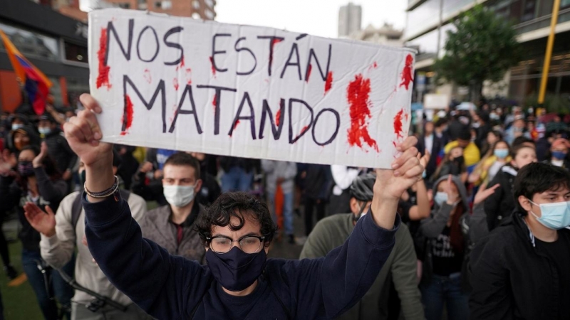 Un manifestante con una pancarta en la que se puede leer 'Nos están matando' durante la protesta en Bogotá, Colombia, del pasado 4 de mayo.