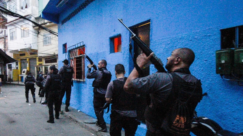 Los agentes de policía realizan un operativo contra las pandillas en la favela Jacarezinho.