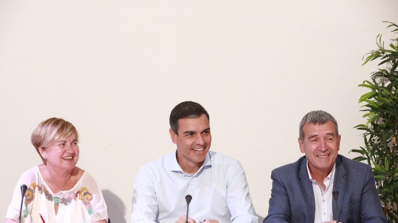 El presidente del Gobierno Pedro Sánchez (2i) y la ahora presidenta de la gestora del PSOE de Madrid, , Isaura Leal (1i)