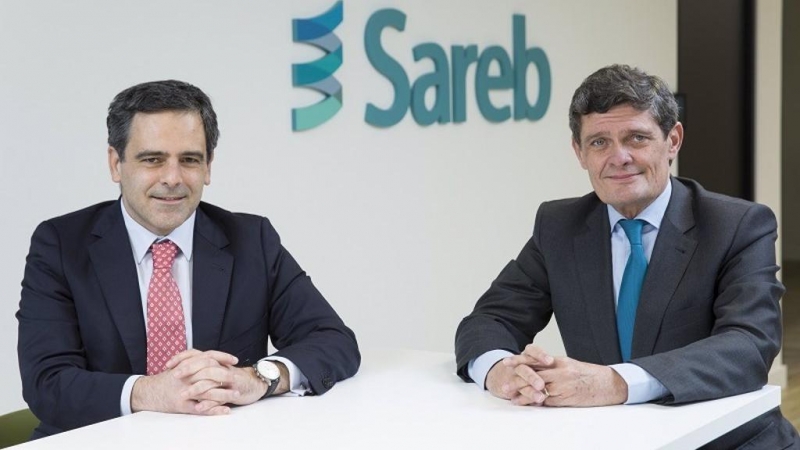El nuevo presidente de la Sareb, Javier García del Río (izq), con su predecesor, Jaime Echegoyen.