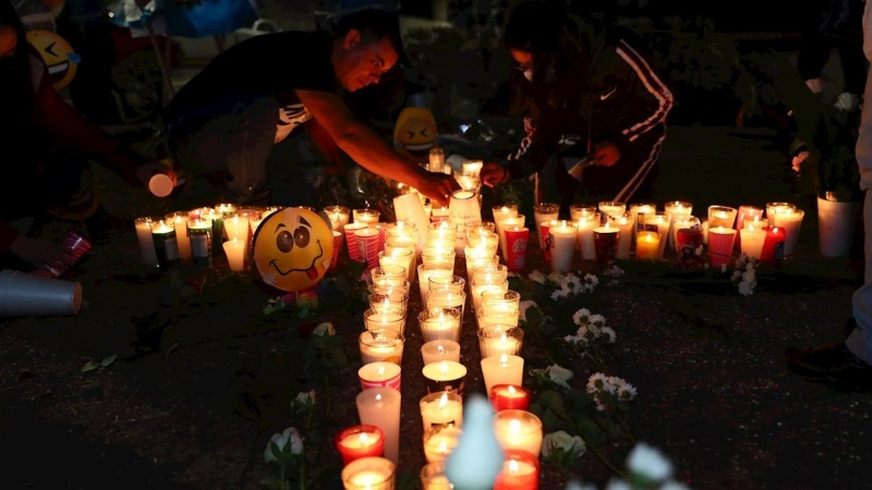 07/05/2021. Varias personas colocan velas en el suelo este sábado en memoria de los fallecidos en el accidente de la línea 12 del metro del pasado lunes, en Ciudad de México. - EFE