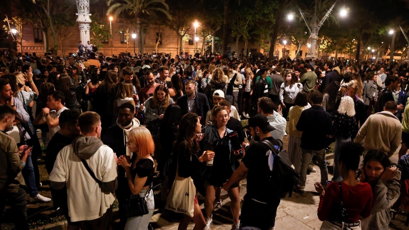 Ambiente en la Puerta del Sol de Madrid tras el fin del estado de alarma.