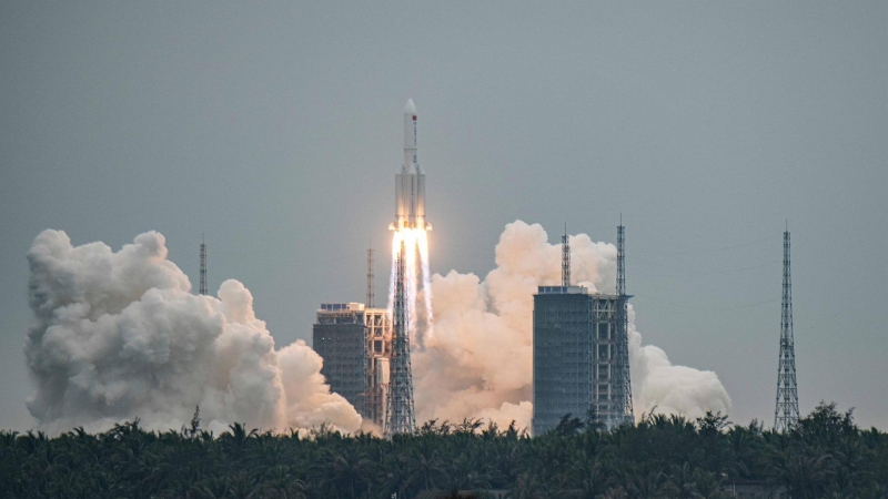 Lanzamiento del cohete Larga Marcha 5B Y2, que transporta un módulo clave para su estación espacial, desde la estación de lanzamiento espacial Wenchang, en la provincia Hainan (China) este jueves.