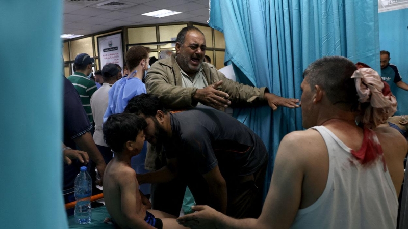 Palestinos en un hospital del norte de Gaza tras el bombardeo de Israel.