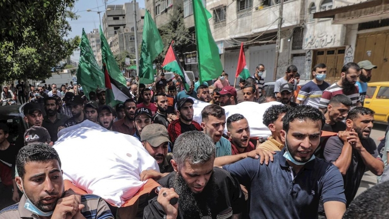 Palestinos llevan los cuerpos de Ameera Soboh y su hijo, Abed Soboh, durante su funeral tras el ataque aéreo israelí.
