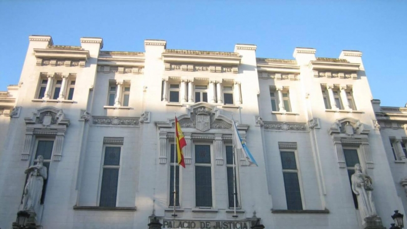 Puerta principal del Tribunal Superior de Xusticia en Galicia.