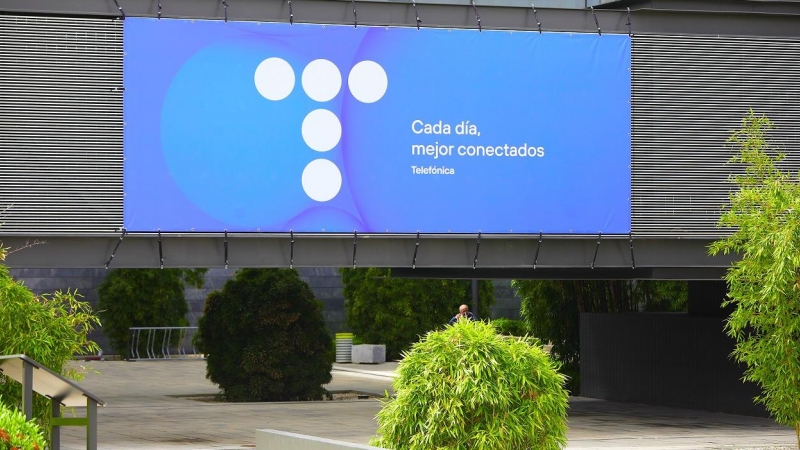 El nuevo logo de Telefónica, en su sede en la zona norte de Madrid. E.P./Jesús Hellín