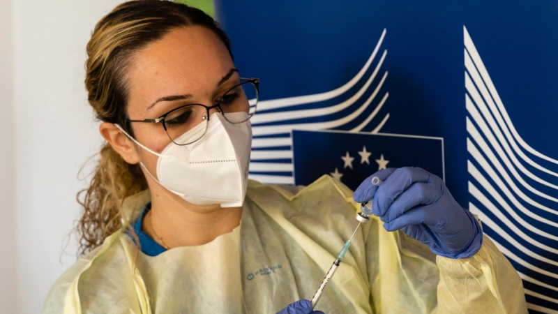 Una infermera omple una xeringa amb una dosi de la vacuna contra el coronavirus de Pfizer-BioNTEch en una residència a Xipre, el 27 de desembre del 2020.