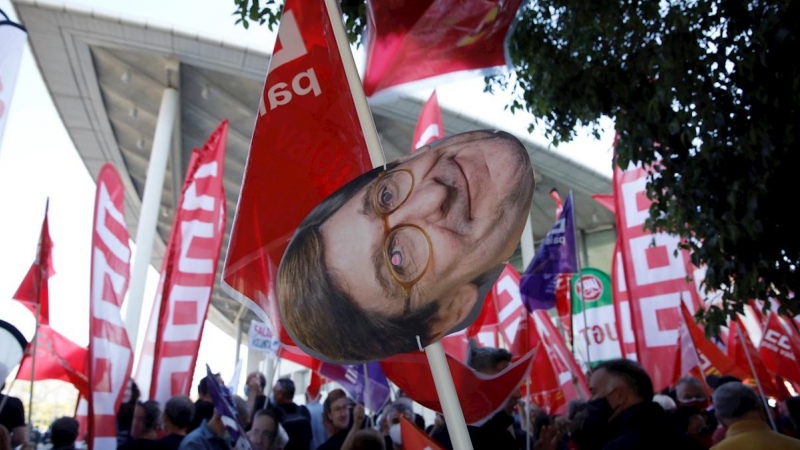 Una pancarta con una careta con la efigie del presidente de Caixabank, José Ignacio Goirigolzarri, en la protesta de los trabajadores del banco por el ERE, frente a la junta de accionistas de la entidad, en Valencia. EFE/ Biel Aliño