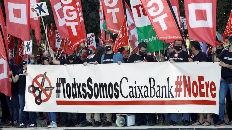 Concentración de trabajadores de Caixabank que protestan contra el ERE en el banco, ante las puertas del Palacio de Congresos de Valencia donde se celebra la junta de accionistas de la entidad, la primera desde que se hiciera efectiva la fusión con Bankia