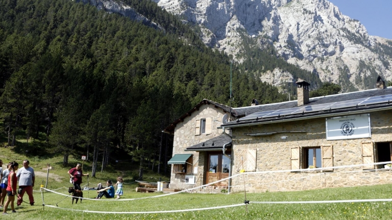 El refugio Lluís Estasén, con el Pedraforca en el fondo.