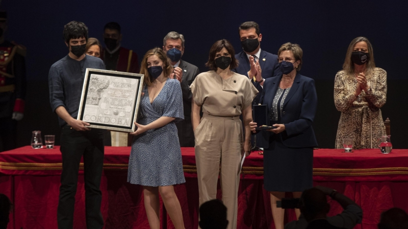16/05/2021. La familia de Julio Anguita recoge el título de Hijo Adoptivo en el Gran Teatro, en Córdoba. - EUROPA PRESS