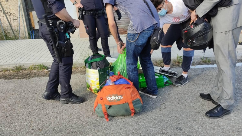 El joven abandona el inmueble tras recoger sus pertenencias.