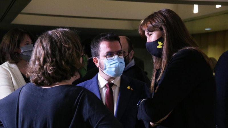 El vicepresident en funcions i candidat d'ERC, Pere Aragonès, la presidenta del Parlament, Laura Borràs, i la diputada de la CUP-G Eulàlia Reguant, abans de la conferència de Jordi Sànchez (JxCat) a Barcelona, el 23 de març de 2021.