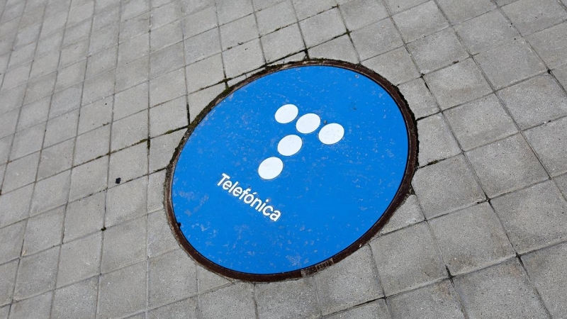 El nuevo logo de Telefónica, en una tapa en el suelo cerca de su sede en la zona norte de Madrid. E.P.