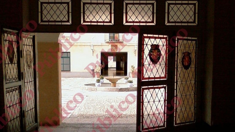 Entrada de la Sala Mora del Cuartel El Rey de la Guardia Real, en El Pardo, cuyas vidrieras lucen el escudo de armas de Franco.
