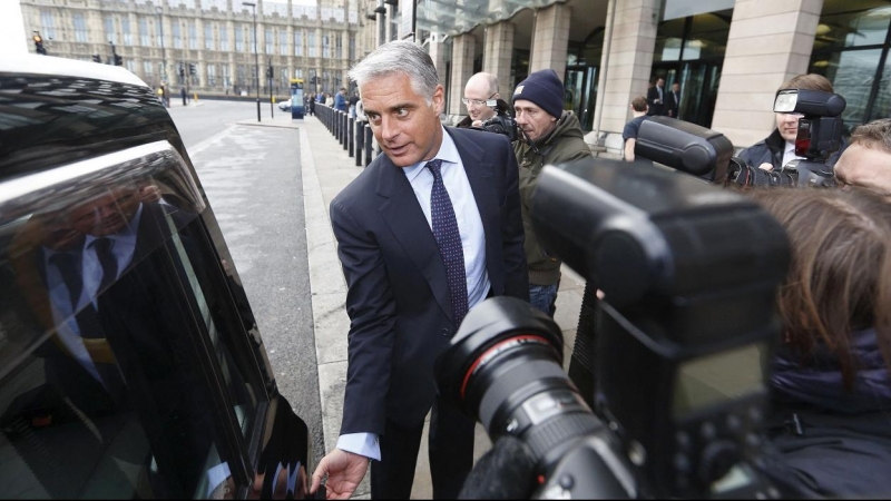Foto de archivo de noviembre de 2012 de Andrea Orcel, entonces jefe del banco de inversión de UBS, tras una comparecencia en el Parlamento británico, en Londres. AFP