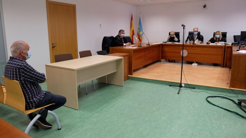 El acusado de estafar a una anciana 43.600 euros con la falsa promesa de encontrar los restos de su padre, víctima del franquismo, ante el tribunal de la Audiencia de Alicante.