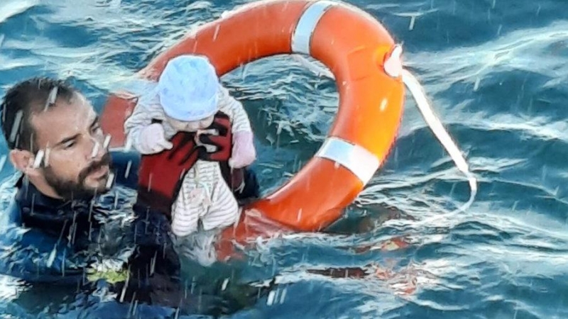 Un Guardia Civil saca a un bebé de pocos días de vida de las aguas de Ceuta.