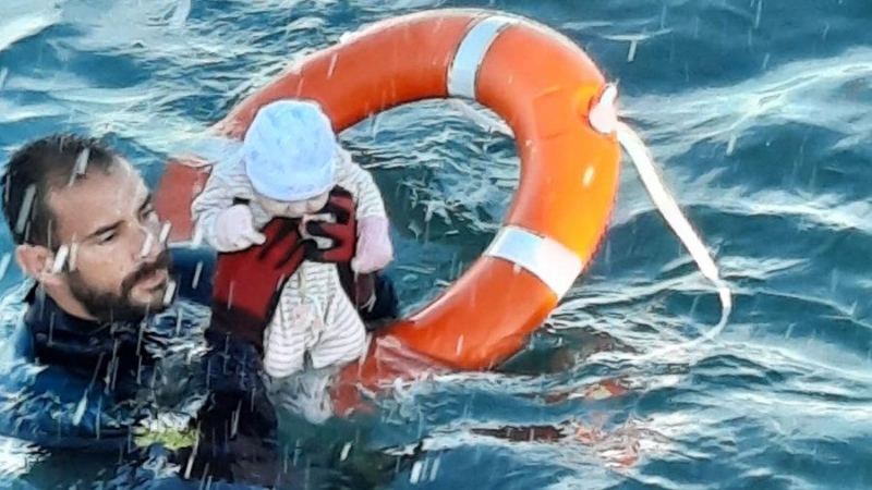 Un Guardia Civil saca a un bebé de pocos días de vida de las aguas de Ceuta.