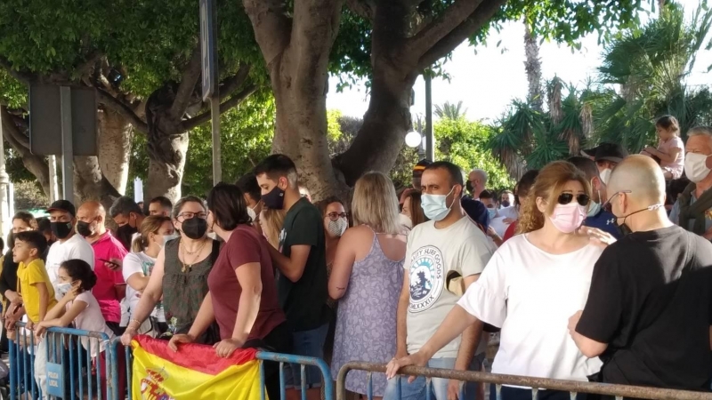 Las personas congregadas a las afueras del Palacio de la Asamblea de Melilla a la llegada de Pedro Sánchez este martes 18 de mayo de 2021.