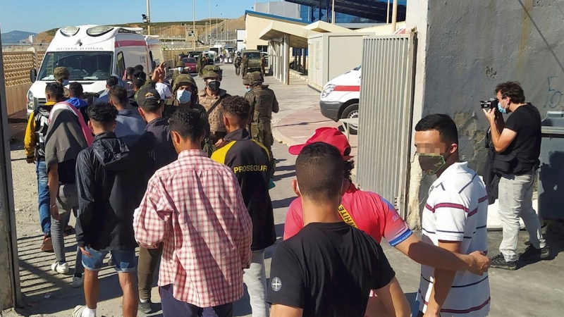 Un grupo de jóvenes marroquíes son devueltos a su país por las autoridades españoles este miércoles 19 de mayo de 2021 en Ceuta.