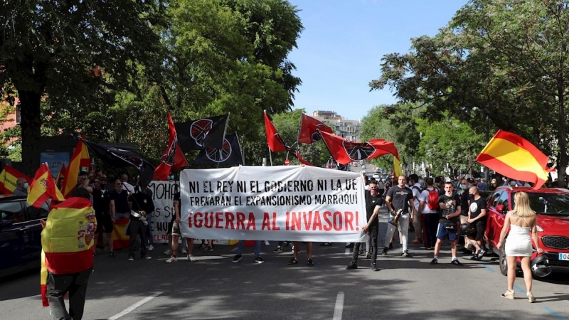 Varias personas participan en una concentración frente a la Embajada de Marruecos en Madrid, este martes 19 de mayo de 2021.