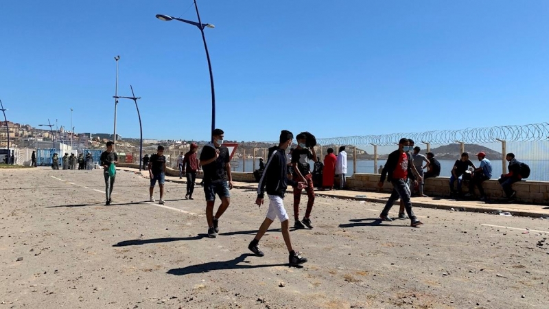 Un grupo de marroquíes en el paso fronterizo de Tarajal, Ceuta este miércoles 19 de mayo de 2021.
